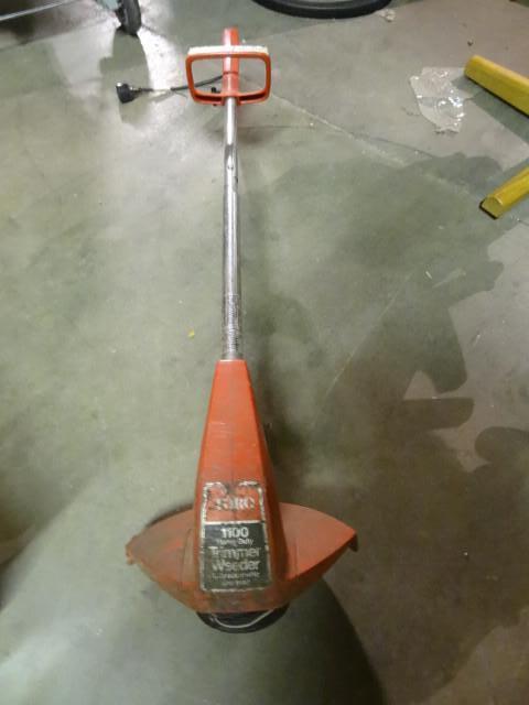 lot 113 image: Toro 1100 heavy duty electric trimm...
