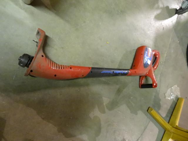 lot 115 image: Toro 12 volt battery trimmer. No ch...
