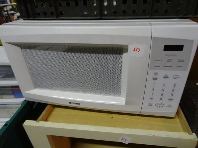 lot 123 image: Kenmore model 72166022500 microwave...