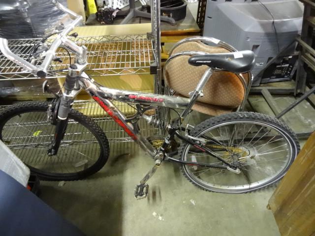 lot 128 image: Summit 24 speed bike. Needs work....