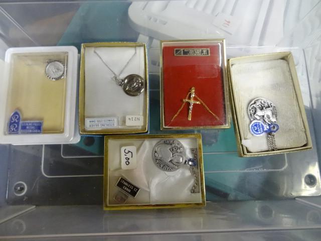 lot 136 image: 5 misc necklaces. Bin not included...