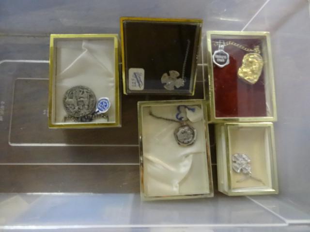 lot 140 image: 5 misc necklaces. Bin not included...