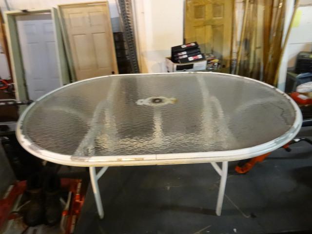 lot 156 image: Oval metal framed patio table. 5 l...