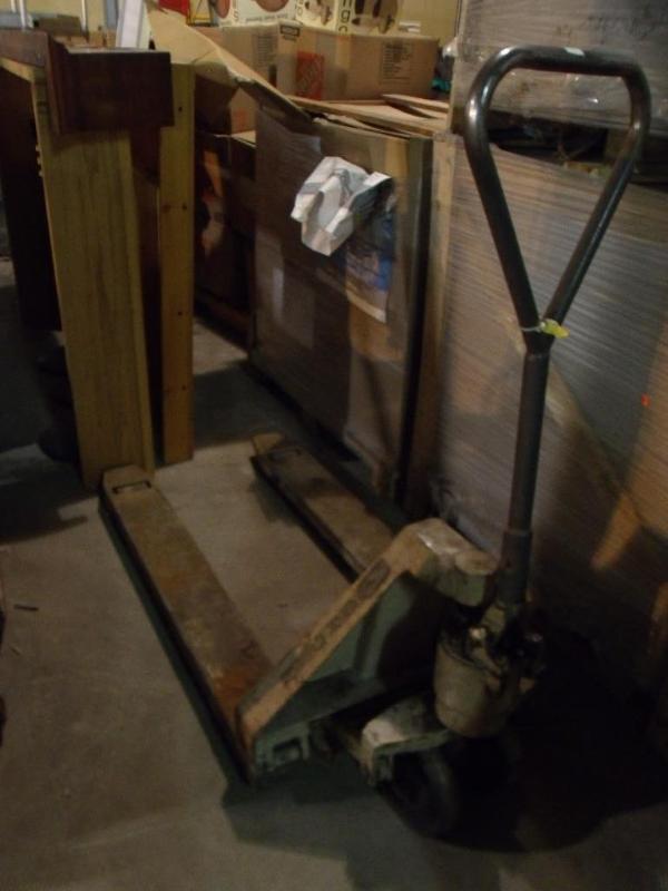 lot 17 image: Crown Pallet Jack. 4500 LB. capacit...