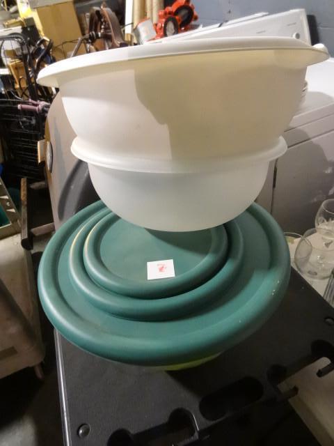 lot 184 image: Plastic mixing bowls with lids and ...