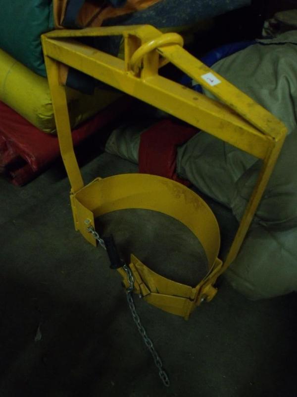 lot 2 image: 55 gal barrel lifter. Like new...