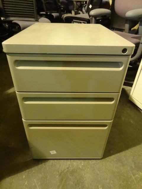 lot 22 image: 17" 3 drawer ped...