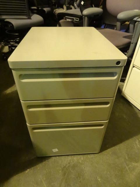 lot 25 image: 17" 3 drawer ped...