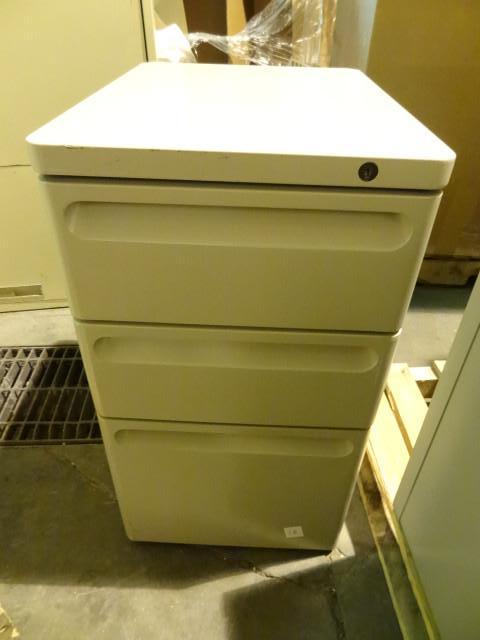 lot 29 image: 15" 3 drawer metal ped...