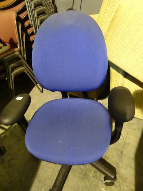lot 32 image: Office chair on wheels. Nice shape....