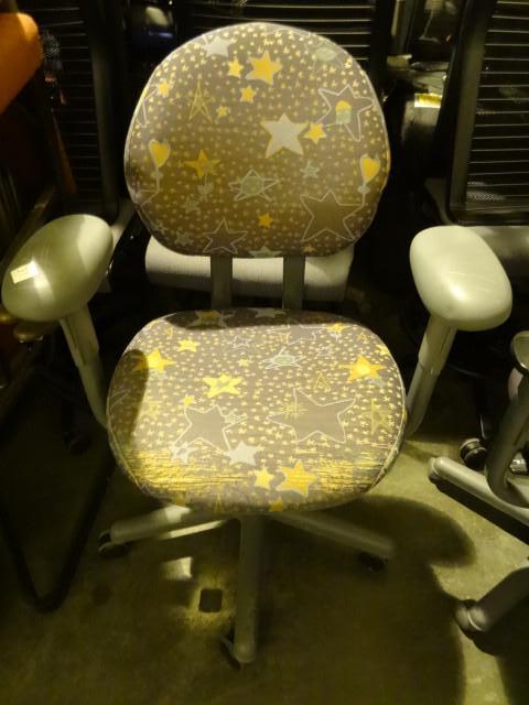 lot 33 image: Office chair on wheels. Nice shape....