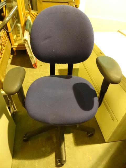 lot 35 image: Office chair on wheels. Nice shape....