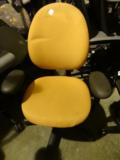 lot 38 image: Office chair on wheels. Nice shape....