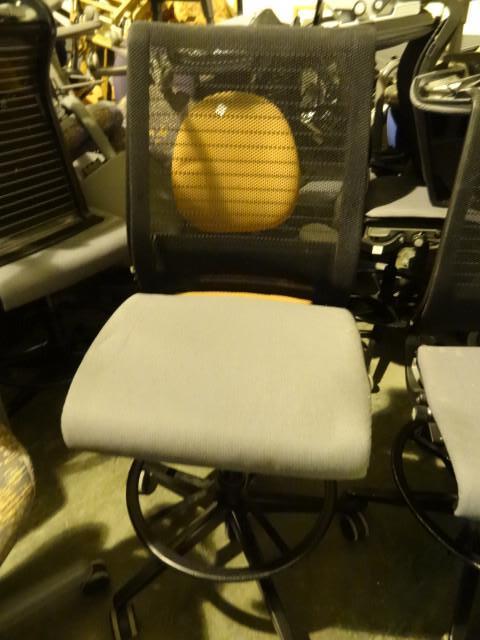 lot 39 image: Steelcase adjustable height stool o...