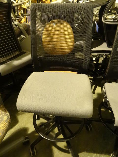 lot 40 image: Steelcase adjustable height stool o...