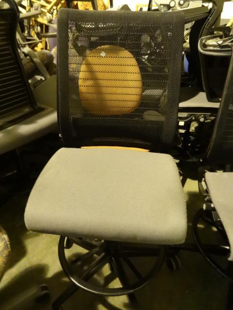 lot 43 image: Steelcase adjustable height stool o...
