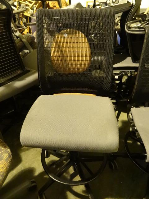 lot 45 image: Steelcase adjustable height stool o...