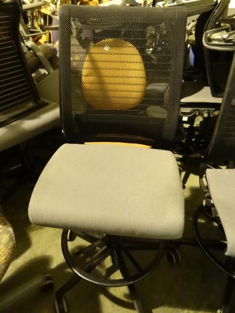 lot 46 image: Steelcase adjustable height stool o...