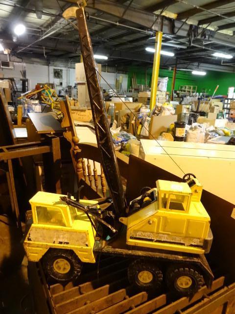 lot 53 image: Nylint jumbo shovel. Scoop needs to...