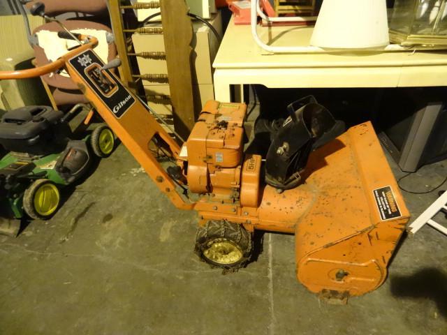 lot 55 image: Gilson snow blower. 24". 5 HP ...