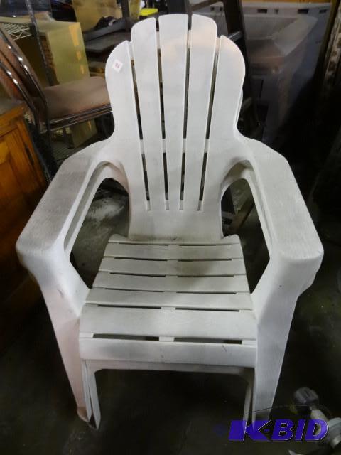 lot 86 image: 2 plastic lawn chairs...
