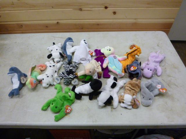 lot 133 image: 18 Beanie Babies...