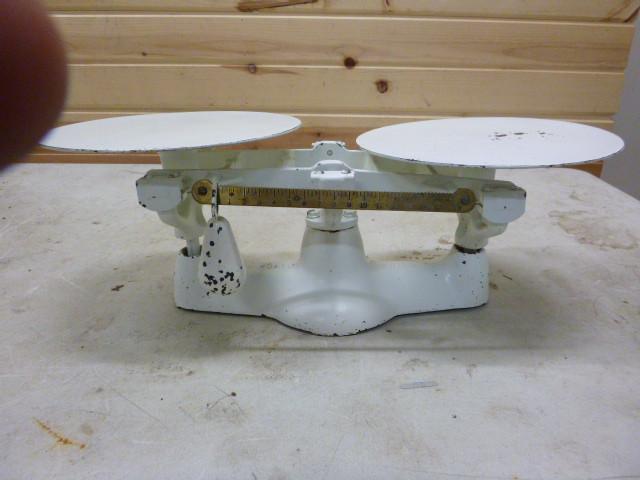 lot 143 image: Vintage Steel Penn Scale...
