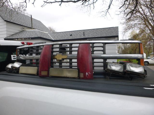 lot 19 image: Grill and Lights Headlights and tai...