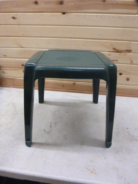 lot 193 image: Plastic Patio Table...