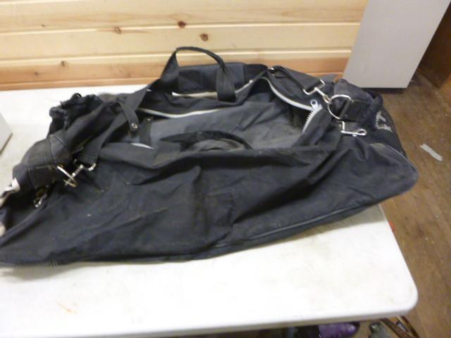 lot 198 image: Hansen Sports Bag  ...