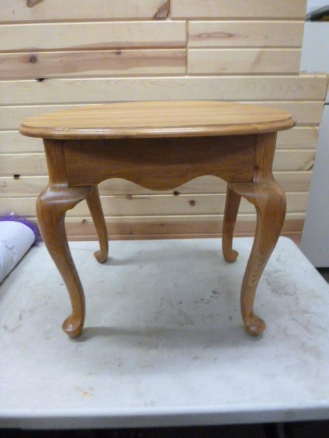 lot 208 image: Nice Oak End Table 22" X 26&qu...