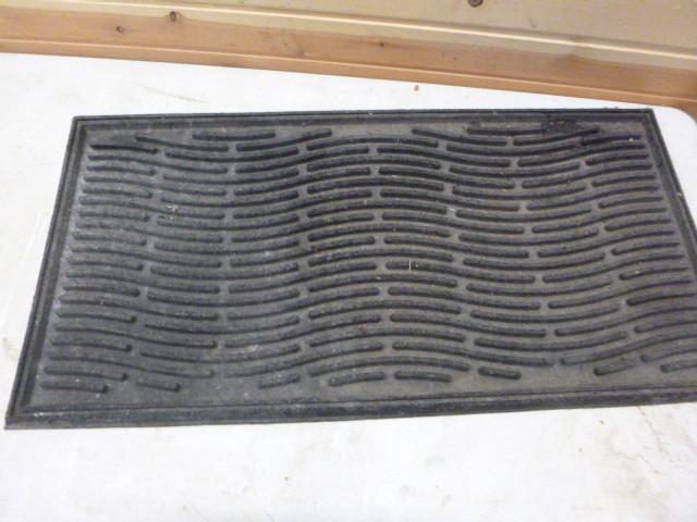 lot 260 image: Outdoor Rubber Mat 18" X 35&qu...