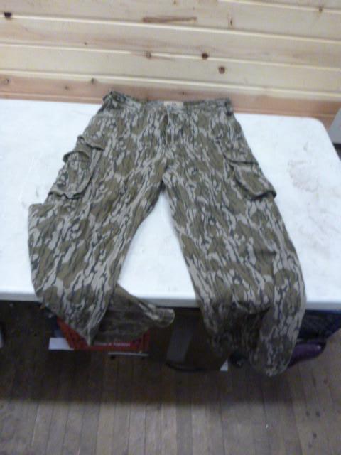 lot 266 image: Camouflage Mossy Oak Pants Size 34&...