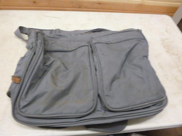 lot 35 image: American Tourister Garment Bag...