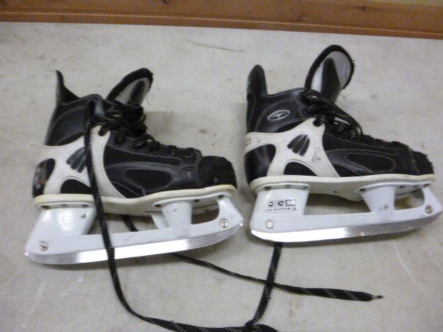 lot 39 image: CCM 152 Hockey Skates Size 5...