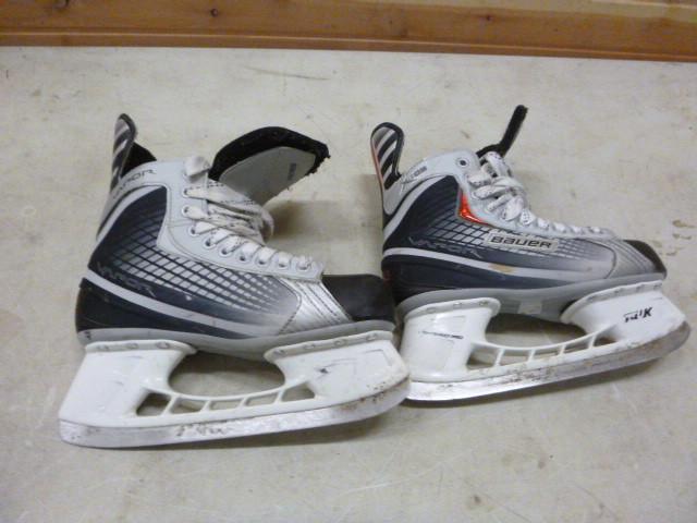 lot 41 image: Bauer Vapor Hockey Skates Size unkn...