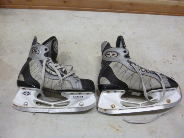 lot 43 image: Easton Z-Aor Hockey Skates Size 8D...