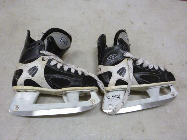 lot 44 image: CCM 152 Hockey Skates Size 2...