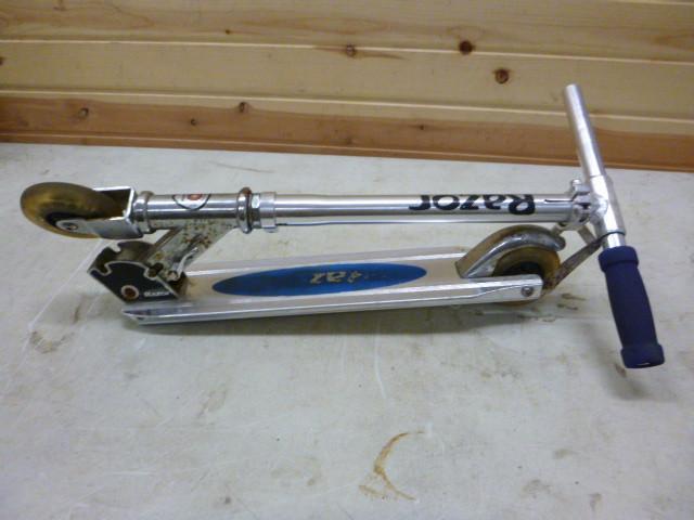 lot 86 image: Razor Scooter...
