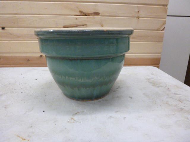 lot 92 image: 16" Glazed Planter...