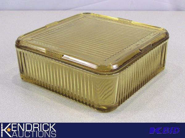 lot 104 image: Vintage Yellow Lidded CasseroleBrownie Dish