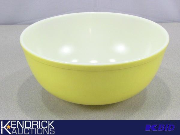 lot 105 image: Vintage Pyrex Bowl