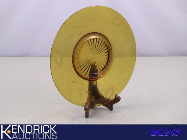lot 113 image: Yellow Depression Glass Serving Tray