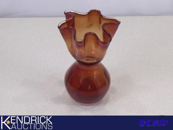 lot 116 image: Hand Blown Art Glass Vase