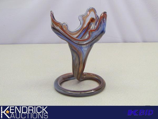 lot 117 image: Hand Blown Art Glass Lilly Vase