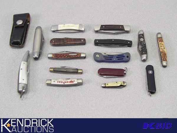 lot 63 image: 16 Collectible Pocket Knives