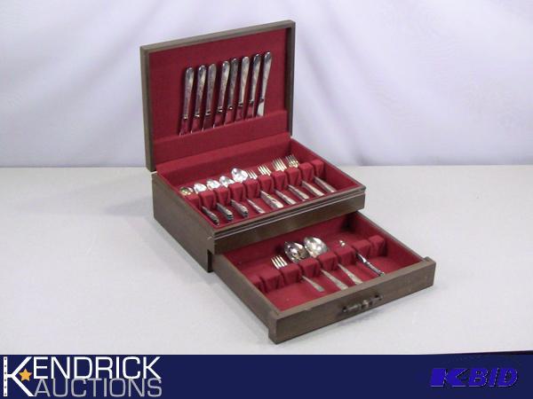 lot 96 image: Complete 51 Piece (8 Person) Silver Plate Silverware Set