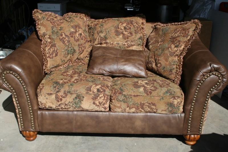 Love seat 5 2&quot, 5 pillows inc...