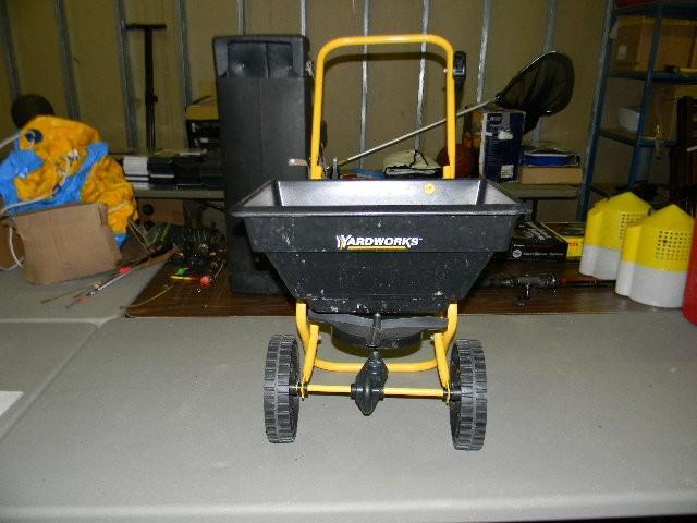 lot 119 image: Yardworks seed spreader...