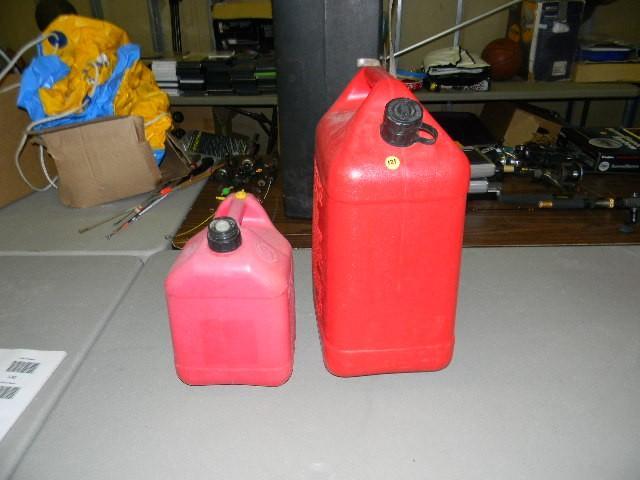 lot 121 image: Lot of 2 gas cans - 2 gallon and 6 ...